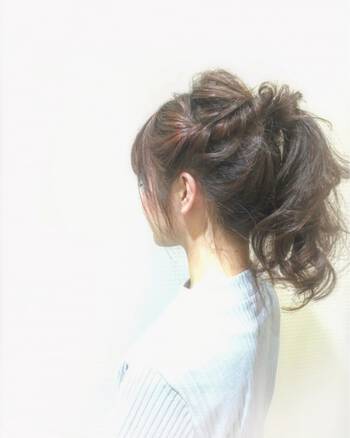 可愛さあふれる後姿はポニーテール 巻き髪で作れる Hair 可愛さあふれる後姿はポニーテール 巻き髪で作れる Hair