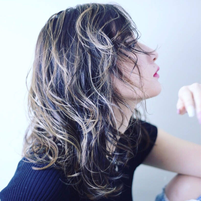 ハイライトで垢抜け黒髪に 参考になるハイライトヘアをチェック Hair