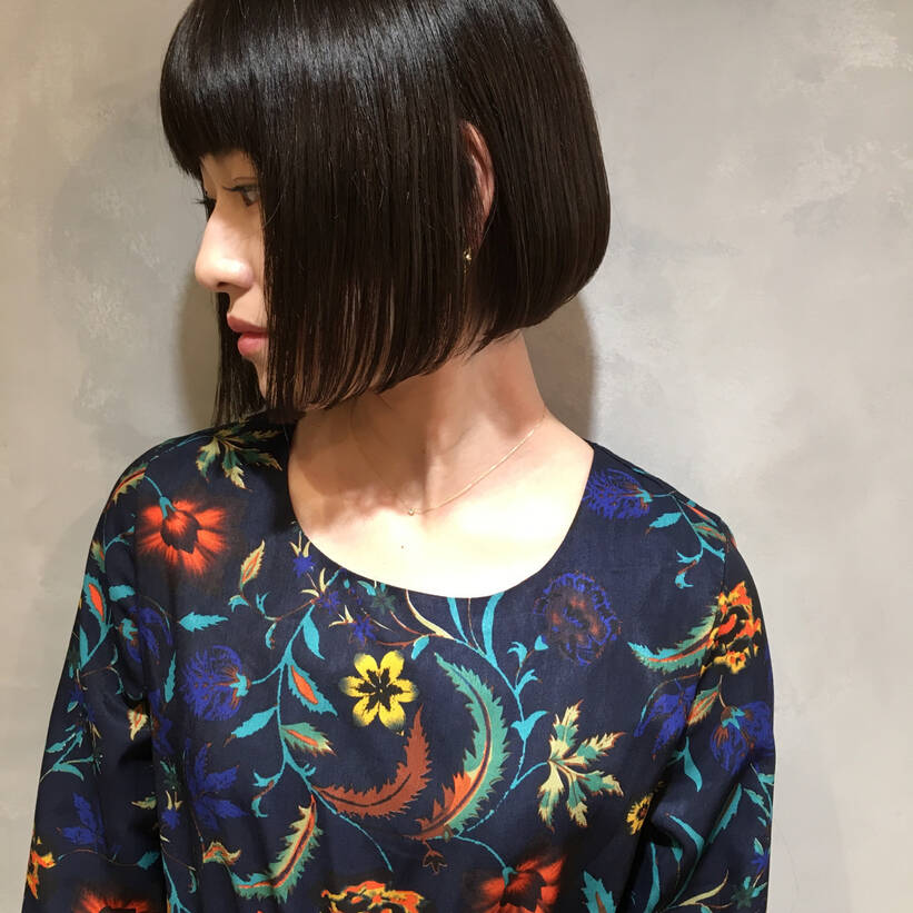 前下がりヘアでクールな雰囲気や華やかな雰囲気を楽しもう Hair