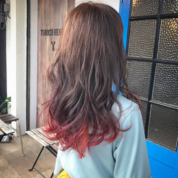 髪にピンクカラーを取り入れてナチュラルキュートに変身 Hair