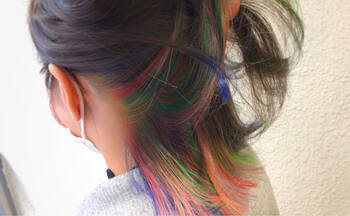 ショート インナーカラーは赤や青などのカラフルさで周りに差をつけて Hair