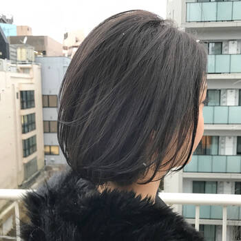 暗髪カラーは ネイビーアッシュ で透明感たっぷりの大人スタイルへ Hair