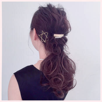 金色ピンをつけるだけ 簡単ヘアアレンジ Hair 金色ピンをつけるだけ 簡単ヘアアレンジ Hair