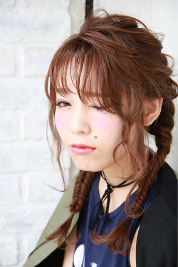 覚えちゃえば後ろも簡単 自分でつくるフィッシュボーンアレンジの編み込み方 Hair