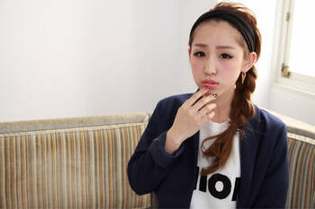 ヘアバンドをこなれて使う方法が知りたい 春夏に活用できるスタイリングまとめ Hair