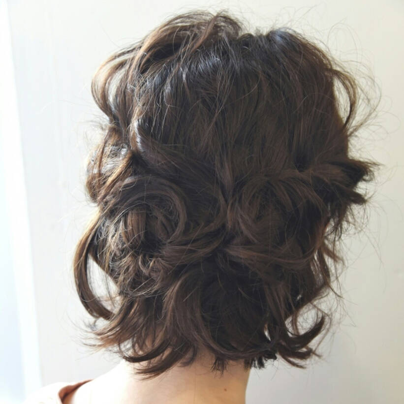 ショートでも可愛くアレンジ 結婚式やお呼ばれにピッタリな髪型特集 Hair