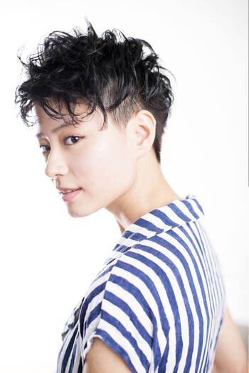 モードでおしゃれ ツーブロックにパーマで大人かわいいヘアスタイルへ Hair