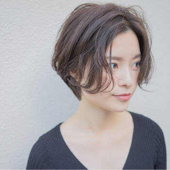 センター分けで女子力アップ センター分けのやり方とおすすめスタイルを紹介 Hair