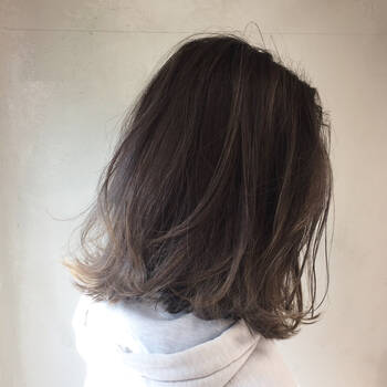 伸ばしかけミディアムもグラデーションカラーでもっと楽しめる Hair