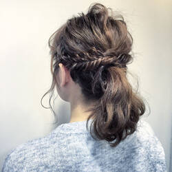 覚えちゃえば後ろも簡単 自分でつくるフィッシュボーンアレンジの編み込み方 Hair