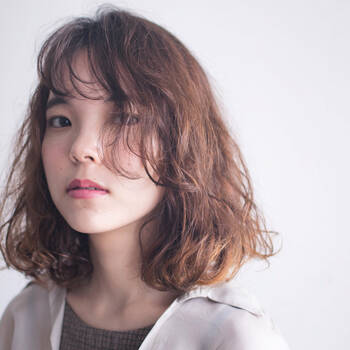 思わずドキッとさせちゃおう ウェーブパーマ ミディアムヘアで思いっきり色っぽく Hair