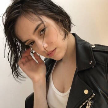 伸ばしかけ前髪はセンター分けで大人可愛く ショート センター分け美人カタログ Hair