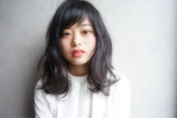 透明感ある黒髪が鍵 ふわツヤ感振りまくミディアムパーマスタイル Hair