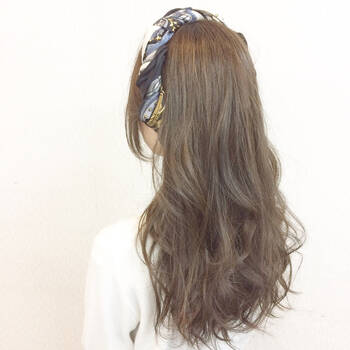 スカーフ使いでおしゃれ上級者に 存在感たっぷりのスカーフヘアアレンジ集 Hair
