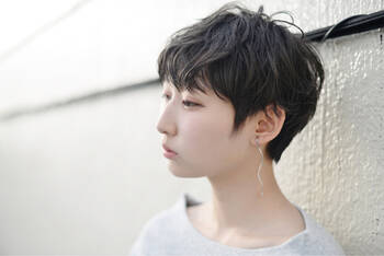 暗髪がかっこいい レディースにオススメのベリーショートヘアカタ Hair