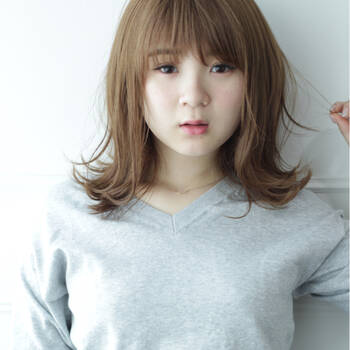 外ハネスタイリングで軽やかに ミディアムさんにおすすめのヘアスタイル Hair