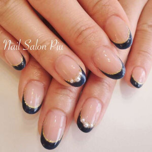 上品清楚な指先に 青をつかったフレンチネイルを雰囲気別に紹介します Hair