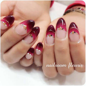 赤で魅せる レディなわたし 大人女子におすすめの上品赤ネイルデザイン10選 Hair