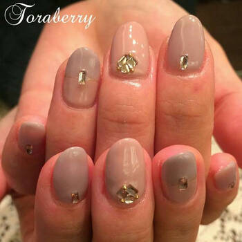 微妙な色加減が大事 ニュアンスカラーを極めるベージュネイルカタログ Hair