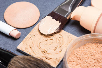 マットなツヤ肌をつくるためには リキッドファンデーションはブラシ塗りが鉄則 Hair