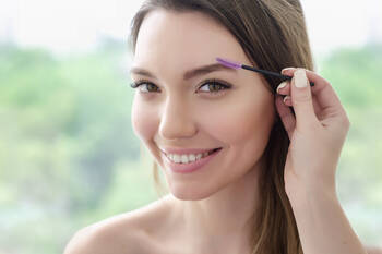 黒髪にどんな眉マスカラがいいの 黒髪の人のための眉メイク方法 Hair