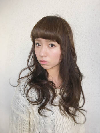 大人女子にも似合う オンザ眉毛のロングヘアに挑戦してみよ Hair