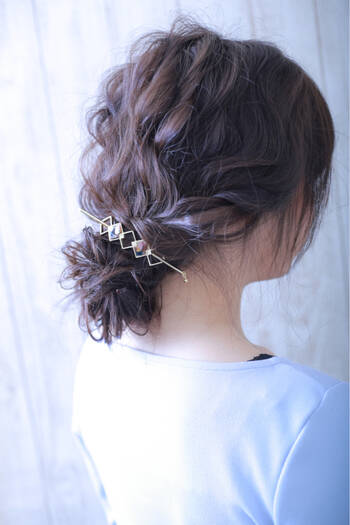 シニヨンのつくり方はふわっとくるっと 手の込んでる風アレンジに Hair