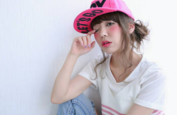 帽子をかぶってもおしゃれヘアはキープ キャップに似合うヘアアレンジはこれ Hair