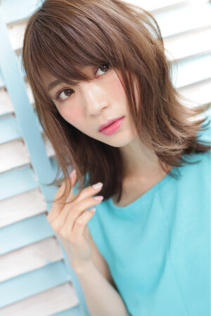 ミディアムヘアが大ブーム中 芸能人もやっているレイヤー入りスタイル Hair