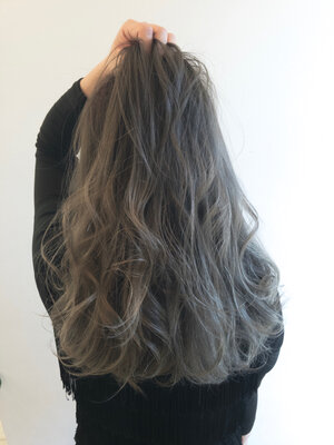 アッシュグレーこそ今ドキ大人の髪色 ブリーチなしでも旬カラーを実現 Hair