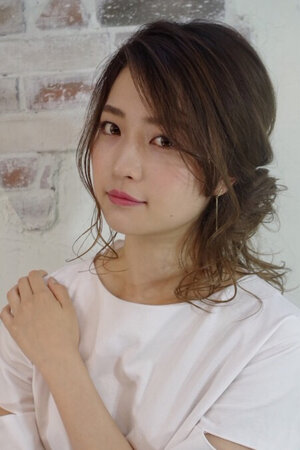 オフィスでも 大人かわいい 前髪が長いからこそのアレンジまとめ Hair
