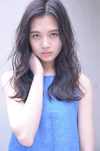 大人ファッションにぴったり 重くならない黒髪ロング パーマ Hair 大人ファッションにぴったり 重くならない黒髪ロング パーマ Hair