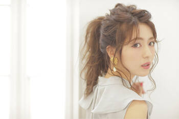 オフィスでも 大人かわいい 前髪が長いからこそのアレンジまとめ Hair