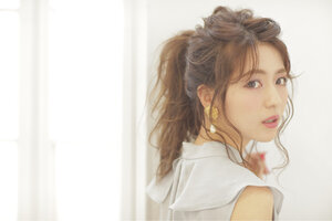 オフィスでも 大人かわいい 前髪が長いからこそのアレンジまとめ Hair