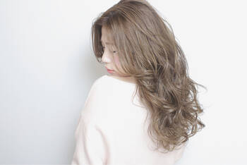 最旬ヘアカラー グレー で透明感ズバ抜け キレイの秘密は 髪色 でした Hair