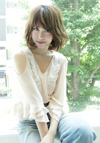 丸顔さんに似合う髪型 ヘアスタイル 21年最新の愛されヘアスタイルを紹介 Hair