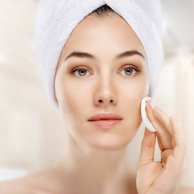 マットなツヤ肌をつくるためには リキッドファンデーションはブラシ塗りが鉄則 Hair