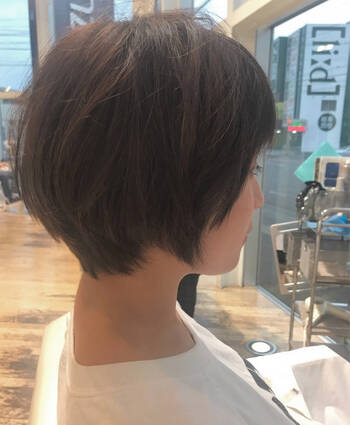 ショートボブは丸顔さんにおすすめ ヘアで小顔を手に入れる方法 Hair