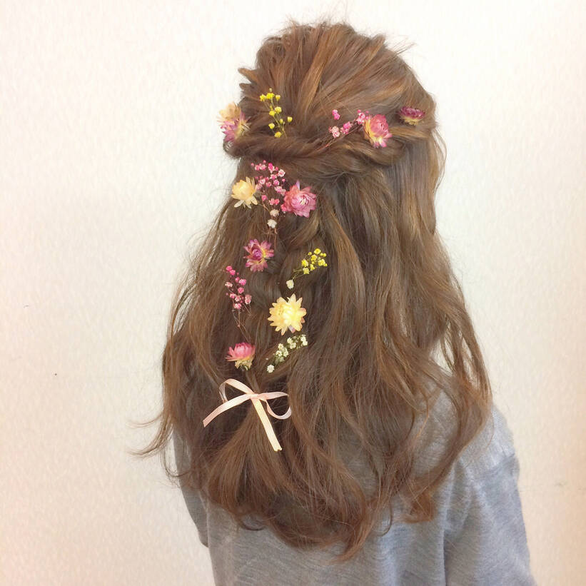 ほどよいゆるふわ感が大人っぽい 子供っぽく見せないおしゃれ三つ編みアレンジ集 Hair