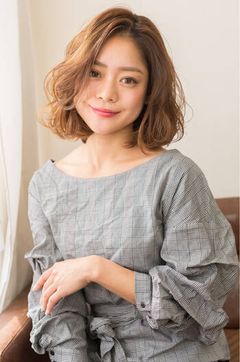 大人可愛いミディアムを目指す 年代別にヘアスタイルをチェック Hair