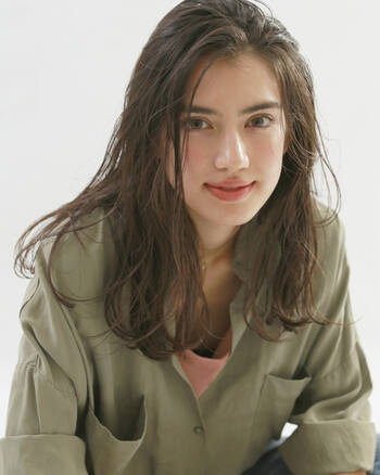 ヘルシーな透け感が旬 オリーブ カーキのヘアカラーをチェック Hair ヘルシーな透け感が旬 オリーブ カーキのヘアカラーをチェック Hair