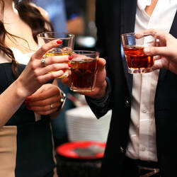 お食事デートならカウンター席 座る位置は右側or左側 Hair