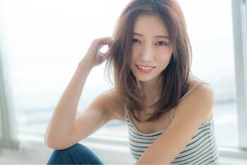 セミロング ストレートで愛され髪型に 気になる彼もサラサラの髪に釘付け Hair セミロング ストレートで愛され髪型に 気になる彼もサラサラの髪に釘付け Hair