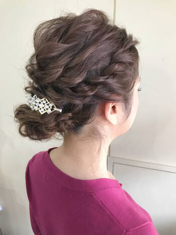 ロングヘアのアレンジに編み込みを取り入れ オシャレでかわいいアレンジに Hair