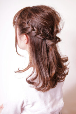 ロングヘアのアレンジに編み込みを取り入れ オシャレでかわいいアレンジに Hair