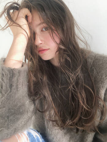 センター分けパーマヘア10選 簡単にこなれ感女子になれるおすすめスタイル Hair センター分けパーマヘア10選 簡単にこなれ感女子になれるおすすめスタイル Hair