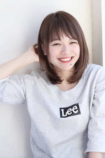 ミディアムストレートでつくる大人ヘアスタイル スタイル次第で雰囲気も自由自在 Hair