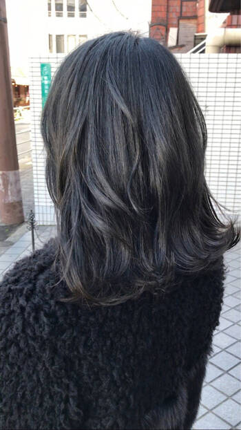 アッシュブラックで黒髪をオシャレに楽しむ Hair
