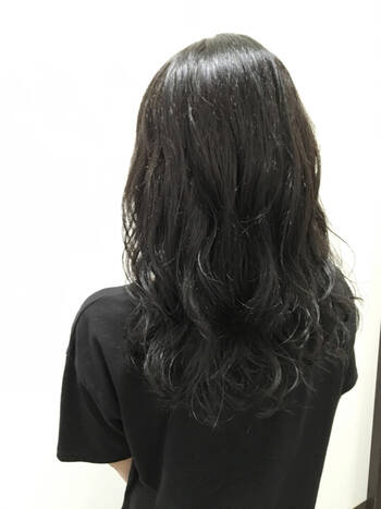 アッシュブラックで黒髪をオシャレに楽しむ Hair