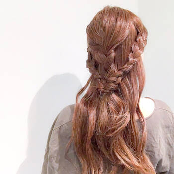 三つ編みプラスでヘアアレンジが簡単かわいく楽しめる Hair